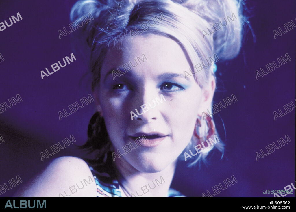 MARIA ESTEVE en ATOMICA, 1998, dirigida por ALFONSO ALBACETE y DAVID MENKES. Copyright FERNANDO COLOMO P.C. / ISASI, TERESA.