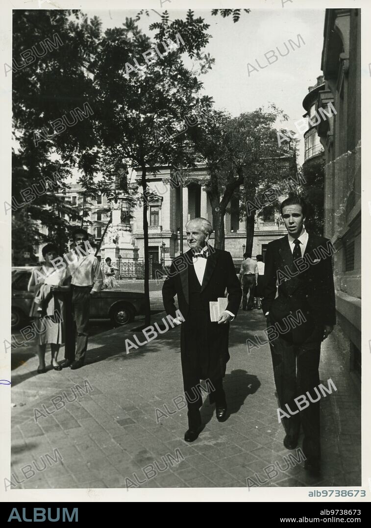 Madrid, 15/06/1986. Julio Caro Baroja y su hijo Pío se dirigen a la Real Academia Española para tomar posesión de su plaza.