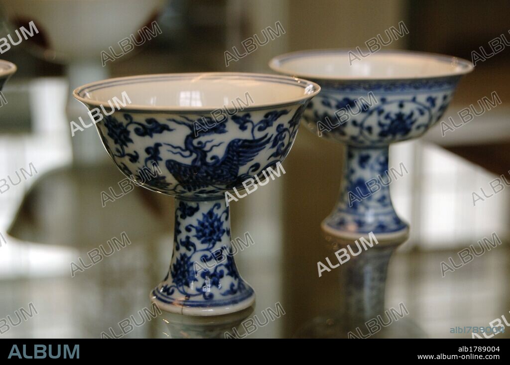 ARTE CHINO. DINASTIA MING (1368-1644). PERIODO DEL EMPERADOR XUANDE (1423-1435). COPAS de porcelana con decoración azul sobre fondo blanco a base de motivos florales. Museo Británico. Londres. Inglaterra. Reino Unido.