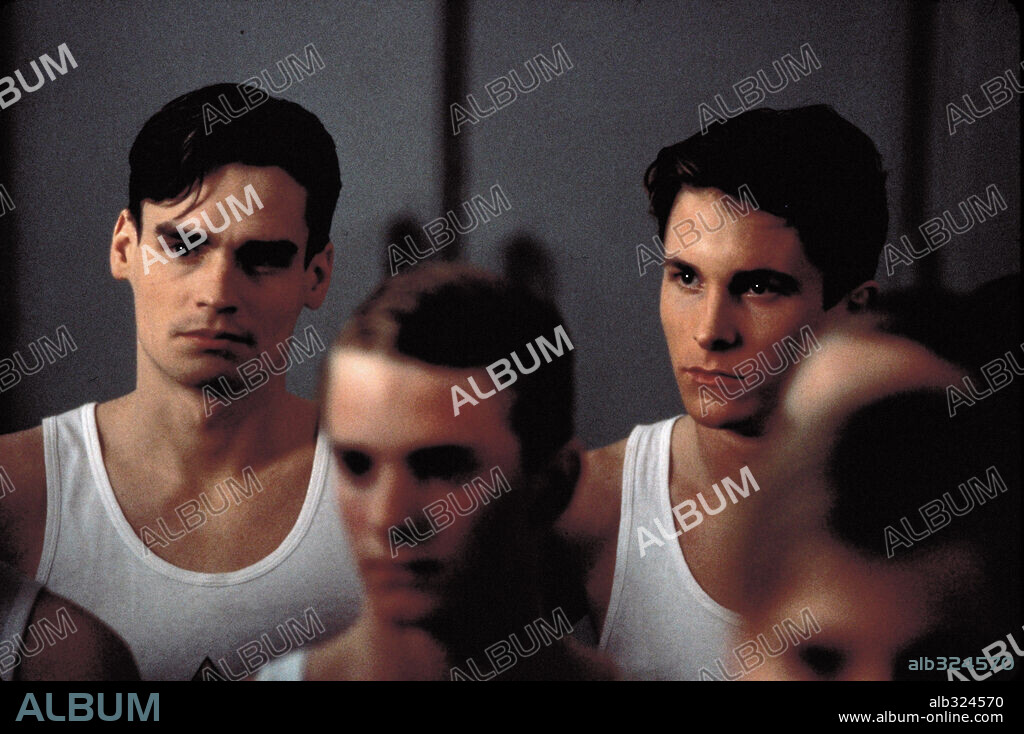 CHRISTIAN BALE y ROBERT SEAN LEONARD en REBELDES DEL SWING, 1993 (SWING KIDS), dirigida por THOMAS CARTER. Copyright HOLLYWOOD PICTURES / CONNOR, FRANK.