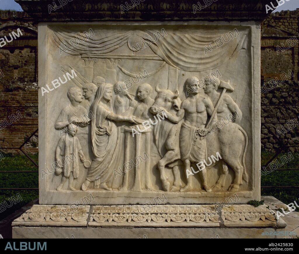 ARTE ROMANO. ITALIA. ALTAR de mármol del TEMPLO DE VESPASIANO. Detalle del bajorrelieve de una de las caras del ara donde se representa la escena del SACRIFICIO DE UN TORO DELANTE DEL TEMPLO. POMPEYA (FORO). La Campania.