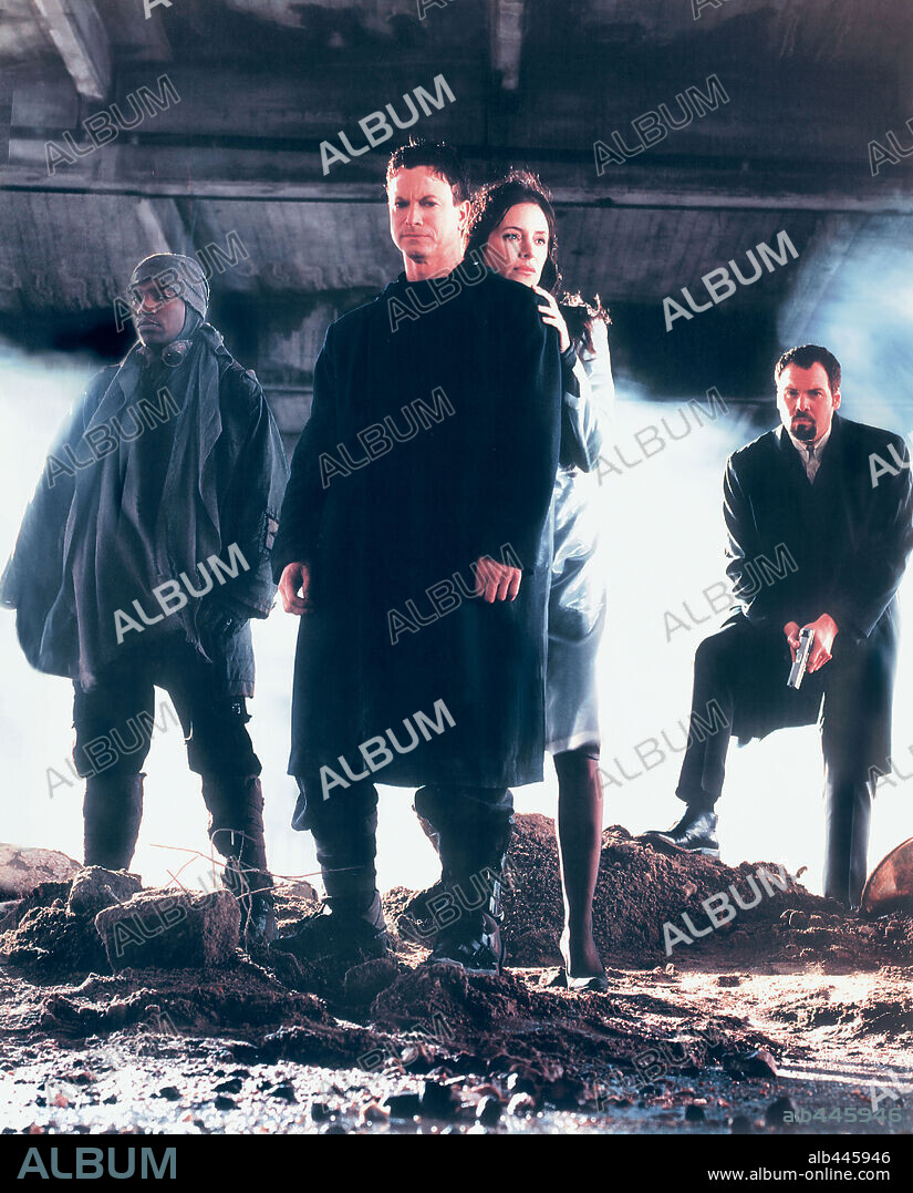 GARY SINISE, MADELEINE STOWE, MEKHI PHIFER y VINCENT D'ONOFRIO en INFILTRADO, 2001 (IMPOSTOR), dirigida por GARY FLEDER. Copyright MIRAMAX INT/DIMENSION FILMS.