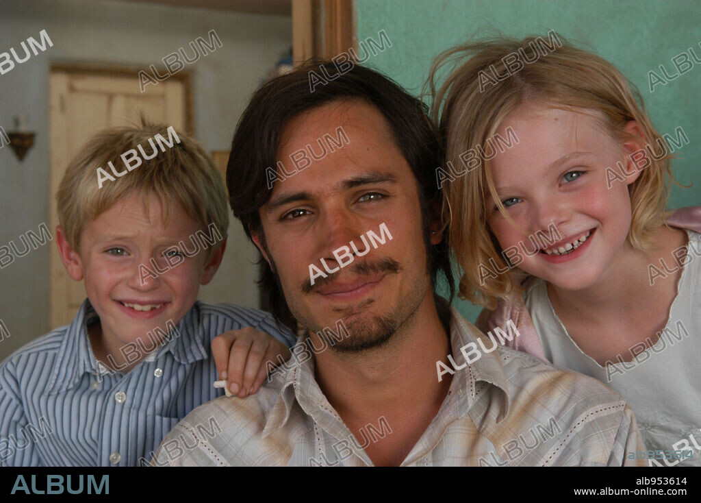 ELLE FANNING, GAEL GARCIA BERNAL y NATHAN GAMBLE en BABEL, 2006, dirigida por ALEJANDRO GONZALEZ IÑARRITU. Copyright ANONYMOUS CONTENT.