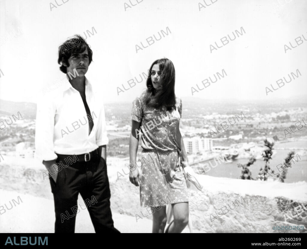 EMMA COHEN et JOAN MANUEL SERRAT dans LA LARGA AGONIA DE LOS PECES FUERA DEL AGUA, 1970, réalisé par FRANCISCO ROVIRA BELETA. Copyright ESTELA FILMS, S.A.