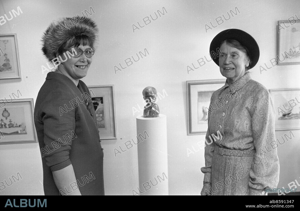 Göteborg 1974-10-12 - Konstnär Marianne Taube - brorsdotter till Evert Taube (tv)- med okänd kvinna på konstutställning. Troligen föreställer bysten hene som liten - gjord av Astri Taube *** Local Caption *** 1974-686. BROR AUGUSTSSON.