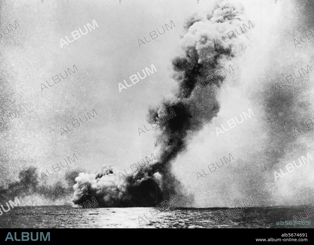 Première Guerre mondiale: Bataille du Jutland, du 31 mai au 1er juin 1916. (opposa la flotte de haute mer allemande du vice-amiral R. von Scheer et la Grande Flotte britannique de J. Jellicoe). Le croiseur britannique "Queen Mary" explose, la réserve de poudre du bateau ayant été touchée. Photo.