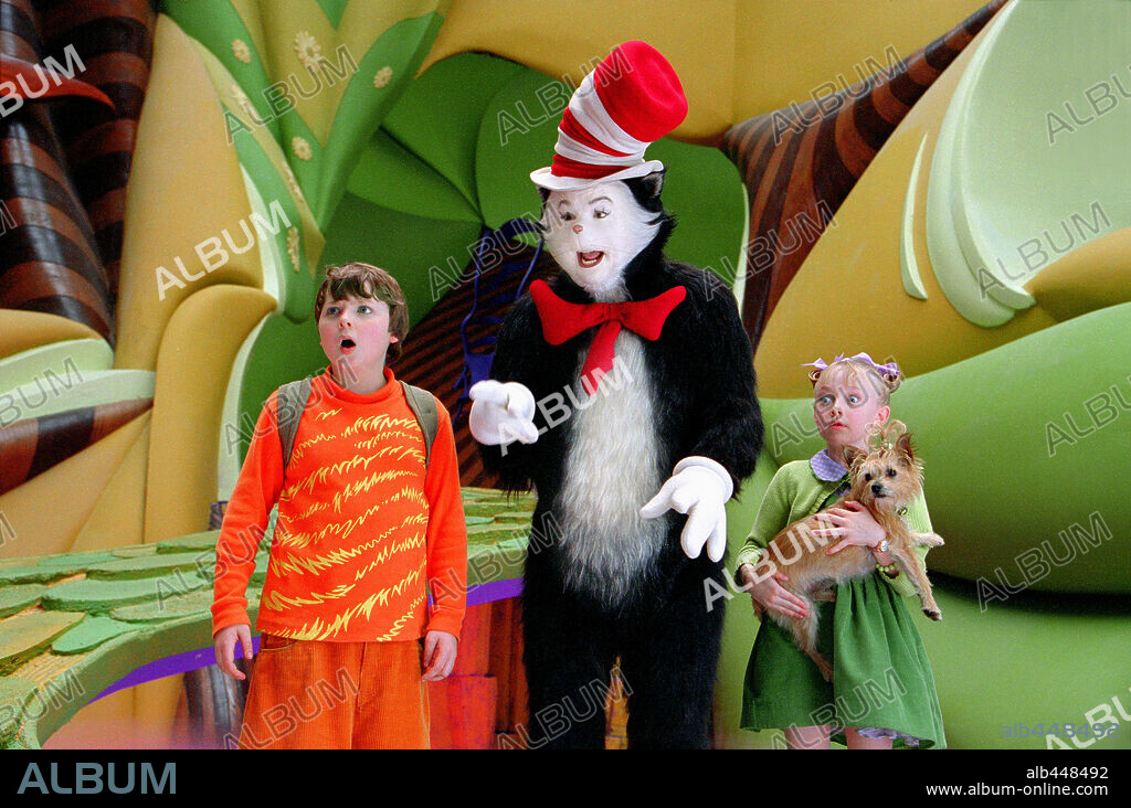 DAKOTA FANNING, MIKE MYERS and SPENCER BRESLIN in DR. SEUSS' THE CAT IN THE HAT, 2003, directed by BO WELCH. Copyright UNIVERSAL STUDIOS/DREAMWORKS / GORDON, MELINDA SUE.