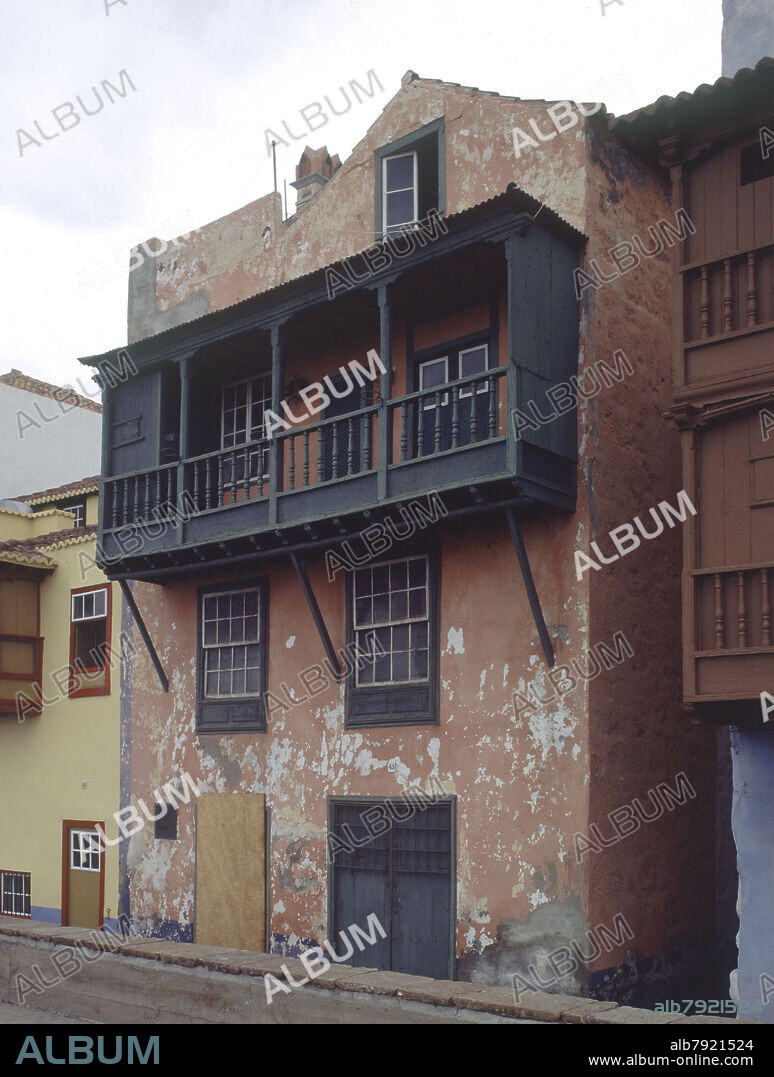 CASAS DE COLORES Y BALCONES TIPICOS EN LA AVENIDA MARITIMA - FOTO AÑOS 90.