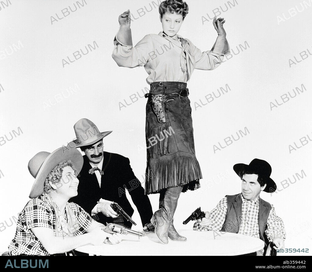 CHICO MARX, DIANA LEWIS, GROUCHO MARX, HARPO MARX et THE MARX BROTHERS dans GO WEST, 1940, réalisé par EDWARD BUZZELL. Copyright M.G.M.