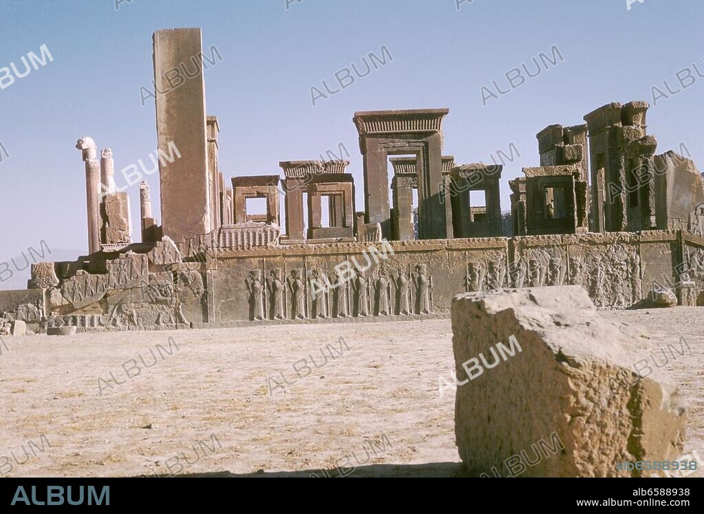 Persepolis / Parsa (Provinz Fars, Iran), Palaststadt des Dareios I. (achämenisch; begonnen bald nach 522 v.Chr. unter Dareios I.; 330 v.Chr. von Alexander dem Großen in Brand gesetzt; UNESCO-Weltkulturerbe). / Palast des Dareios I. / Tachara (erbaut unter Dareios I. 522-486 v.Chr.; unter Xerxes I. vollendet). /-Ansicht mit ...