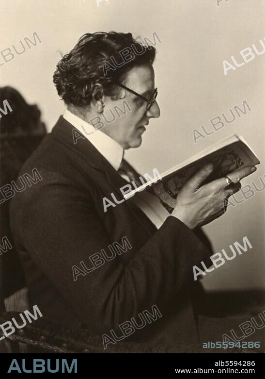 Karl Wolfskehl, German writer and translator (emigrated after the seizure of power by the National Socialists in 1933 to Switzerland, fled to New Zealand in 1938). Darmstadt 17.9.1869 - Auckland (New Zealand) 30.6.1948. Portrait, undated (Theodor Hilsdorf, Munich). Bingen, Collection Franz Toth.