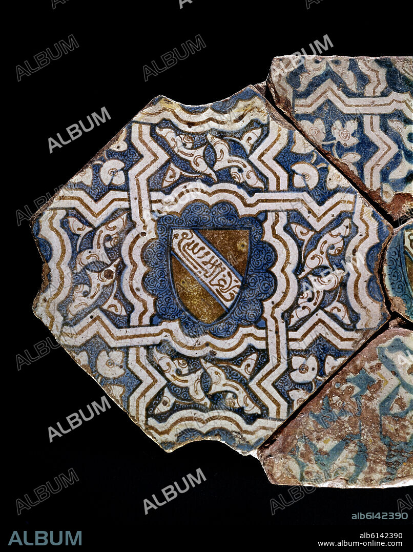 AZULEJO DE SOLERIA CON ESCUDO NAZARI-S XIV-PROCEDE ALHAMBRA.