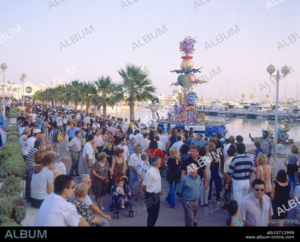 FIESTAS DE SAN JUAN EN EL PUERTO DE ALICANTE - FALLA EN EL MAR - FOTO AÑOS 00.