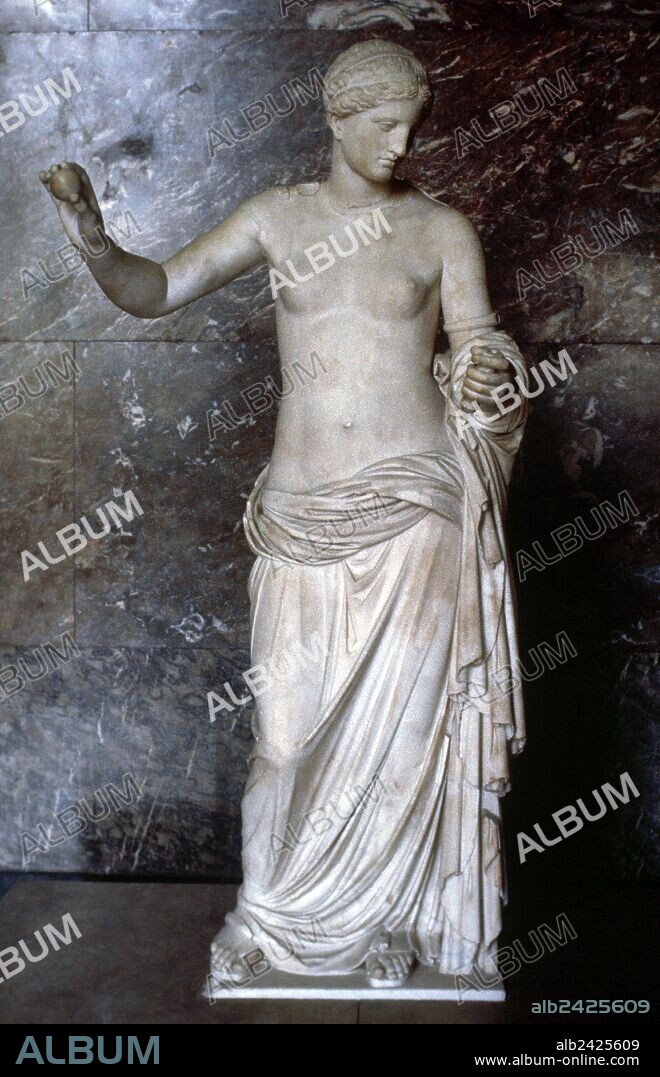 ARTE GRIEGO-EPOCA CLASICA. AFRODITA conocida como "VENUS DE ARLES", copia romana de una obra de PRAXITELES ("Afrodita de Theopies", siglo IV a. C.). Museo del Louvre. París. Francia.