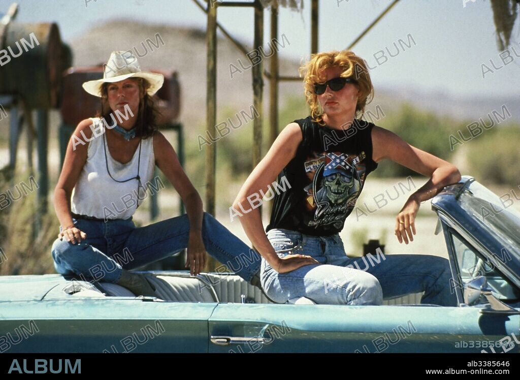GEENA DAVIS and SUSAN SARANDON in THELMA & LOUISE, 1991, directed by RIDLEY SCOTT. Copyright M.G.M/PATHE.