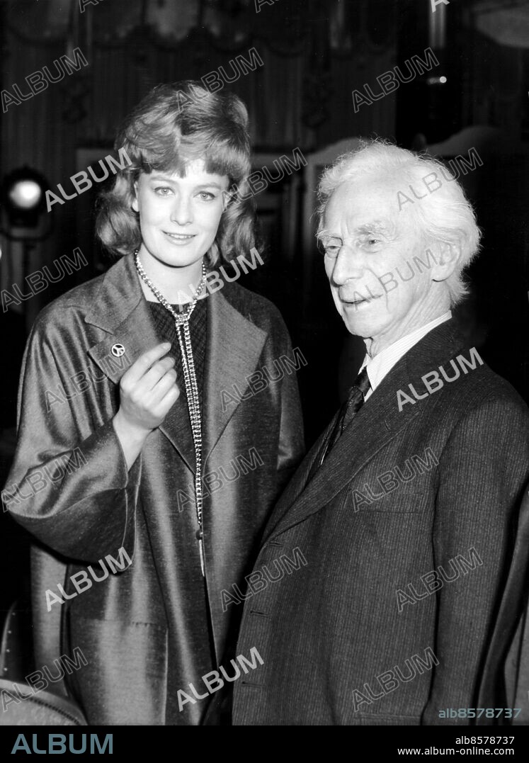 Orig. bildtext... FOYLES LUNCHEON FOR EARL RUSSELL. Earl (Bertrand) Russell, the 89-year-old philosopher and leader of the anti-nuclear war Committee of 100, talking with Vanessa Redgrave, actress daughter of Sir Michael Redgrave, at a Luncheon at Foyles today in honour of Earl Russell to mark the publication of his book Has man a future? Miss Redgrave is herself a very active member of the Committee of 100 and one of Earl Russell's staunchest supporters in his fight against nuclear weapons. Anm. Nobelpriset i litteratur 1950. Anti-atombombsmärke Fredssymbol Skådespelare persons: Bertrand Arthur William Russell ;Vanessa Redgrave sites: LONDON ;STORBRITANNIEN.