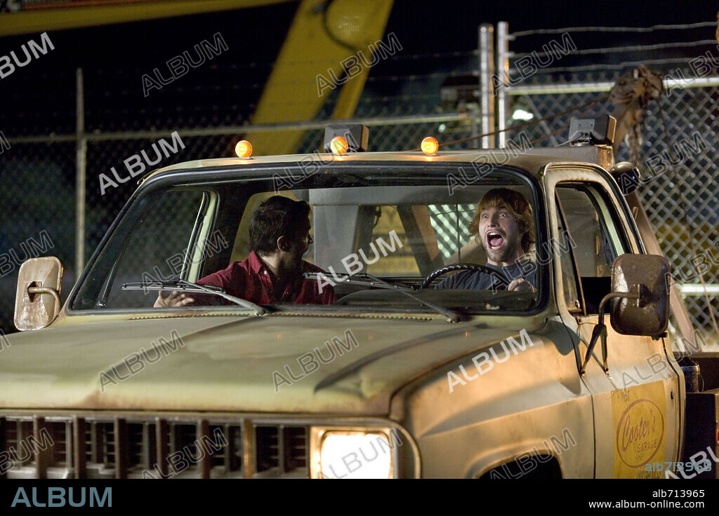 JOHNNY KNOXVILLE and SEANN WILLIAM SCOTT in THE DUKES OF HAZZARD, 2005, directed by JAY CHANDRASEKHAR. Copyright WARNER BROS. / EMERSON, SAM.