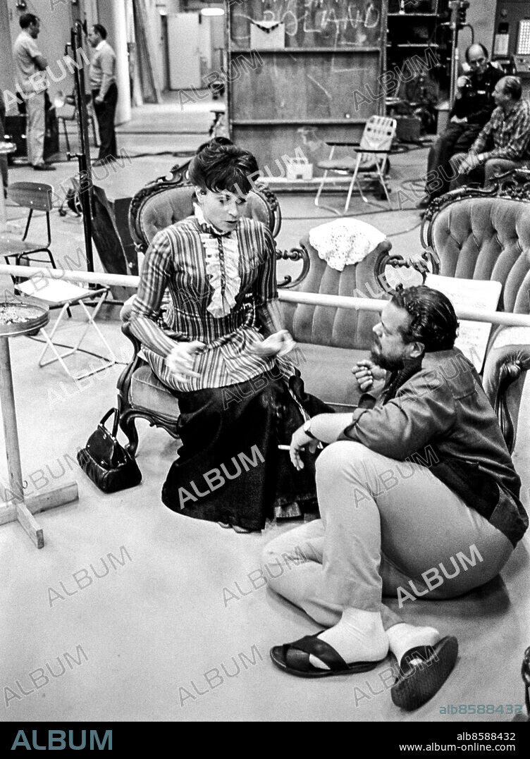 1967-08-10.. Inspelning av HOLLÄNDARN.. Opera för TV av Ingvar Lidholm efter motiv från August Strindbergs skådespel, i regi av Åke Falck.. Sänt första gången 1967-12-10.. Här ses Elisabeth Söderström, opera- och konsertsångerska (sopran), i rollen som Lilith, och Åke Falck, regissör.. Foto: Bertil S-son Åberg / RiR / SVT / Kod: 5600. Reportage publ. i RiR 50/67 sid. 12-13.. RiR 18668 sv/v neg.