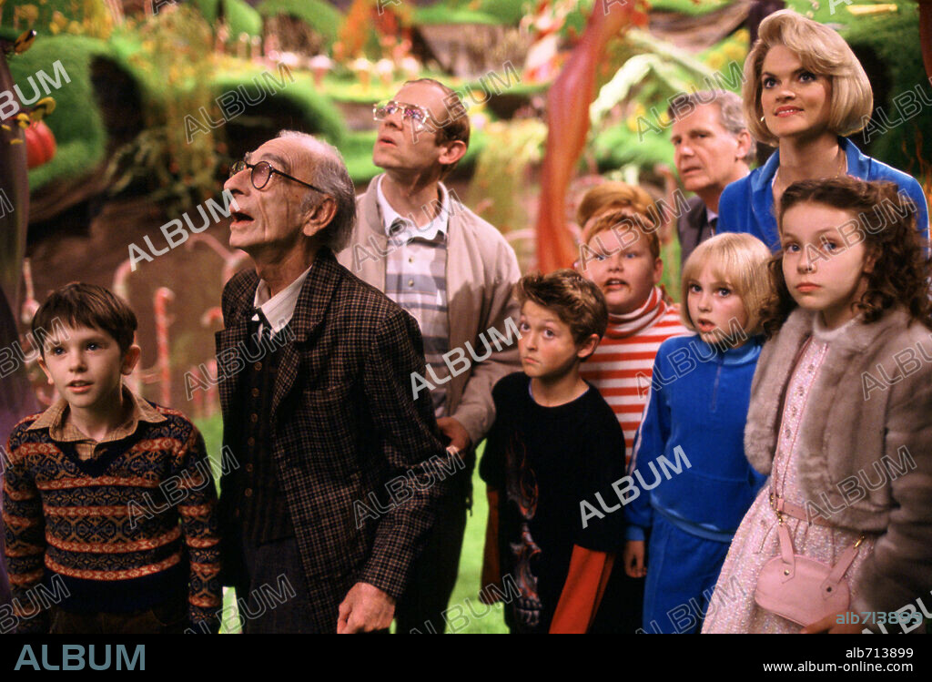 ADAM GODLEY, ANNASOPHIA ROBB, DAVID KELLY, FRANZISKA TROEGNER, FREDDIE HIGHMORE, JAMES FOX, JORDAN FRY, JULIA WINTER, MISSI PYLE y PHILLIP WIEGRATZ en CHARLIE Y LA FABRICA DE CHOCOLATE, 2005 (CHARLIE AND THE CHOCOLATE FACTORY), dirigida por TIM BURTON. Copyright WARNER BROS.