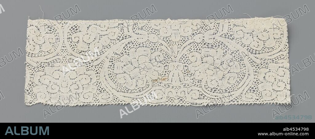 Strip of bobbin lace with circle-curving tendrils with peonies, Strip of natural-colored Dutch bobbin lace. The pattern consists of two vines that circle into circles, each with a peony in the center. The two concatenated circles are flanked on the left and right by a larger peony. Only one part of one of the larger peonies can be seen because the strip is cut off here. The pattern is also broken along the top edge where the motif with the curling tendrils seems to be repeating itself. The motifs are connected by a very sparingly used fine mesh soil, with meshes of different sizes. The motifs are made in linen with openwork edges. The top and bottom are straight finished, with picots at the bottom., anonymous, Antwerp, c. 1650 - c. 1699, linen (material), bobbin lace, l 19.5 cm × w 6.5 cm.