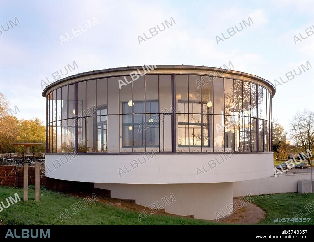 WALTER GROPIUS. Carl Fieger, 1893 - 1960, deutscher Architekt. Außenansicht des "Kornhaus" in Dessau, Deutschland, entworfen von Carl Flieger. (Eines von mehreren Bauhausgebäuden in Dessau). Foto von Jochen Helle.