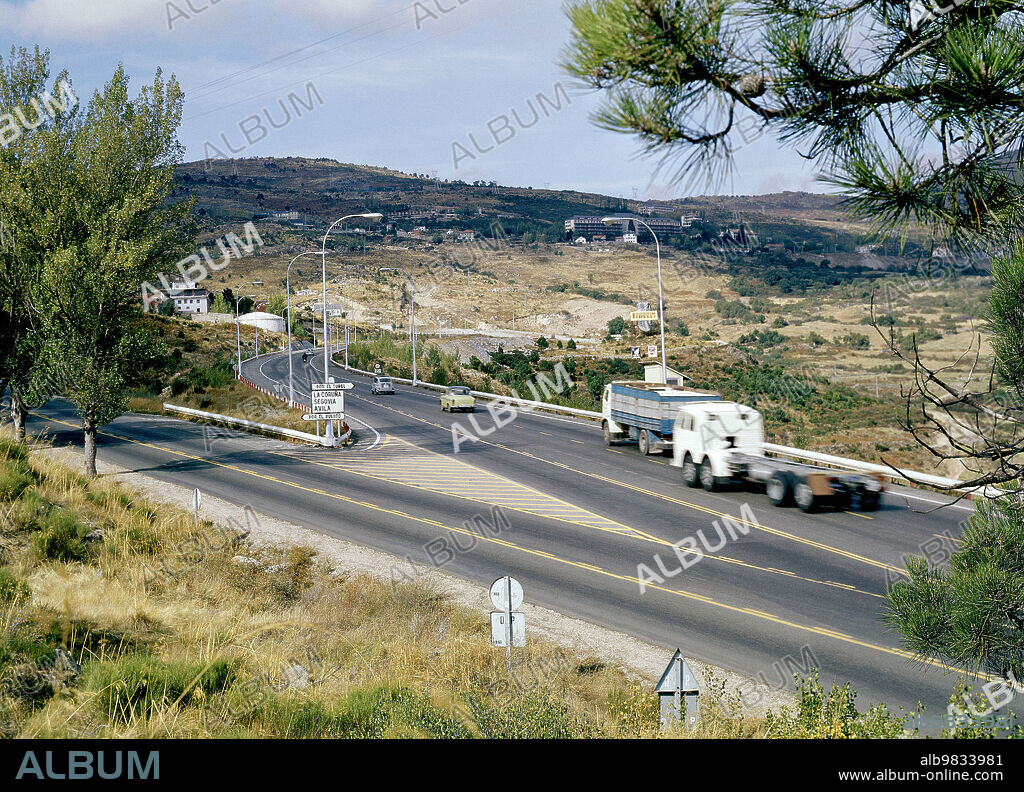 A6 EN EL PUERTO DE LOS LEONES - CRUCE PARA IR POR TUNEL O POR EL PUERTO - VEHICULOS CIRCULANDO - FOTO AÑOS 60.