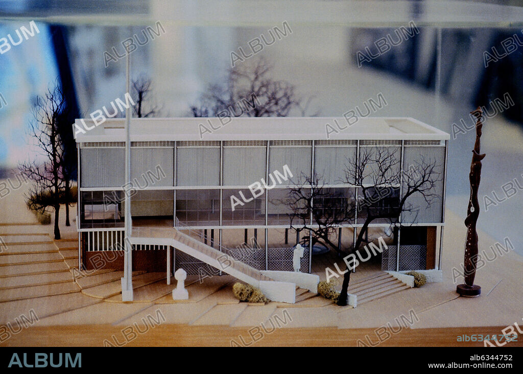 JOSEP LLUIS SERT (1902-83) Y LUIS LACASA. MAQUETA DEL PABELLON DE ESPAÑA EN LA EXPOSICION INTERNACIONAL DE PARIS, 1937 - 1987 - MADERA Y PLASTICO - 140 x 230,5 x 201 cm.
