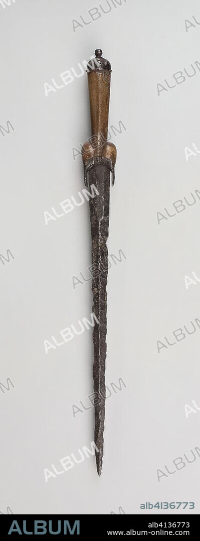 Ballock Dagger. North European, possibly Flemish. Date: 1490-1510. Dimensions: L. 47 cm (18 1/2 in.)
Blade L. 34.5 cm (13 5/8 in.)
Wt. 9.5 oz. Ivy root and bone. Origin: Northern Europe.