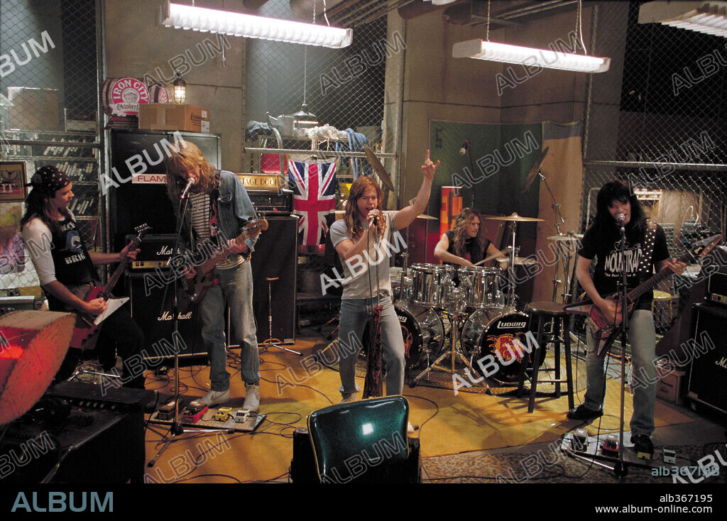 MARK WAHLBERG and TIMOTHY OLYPHANT in ROCK STAR, 2001, directed by STEPHEN HEREK. Copyright WARNER BROS. PICTURES.