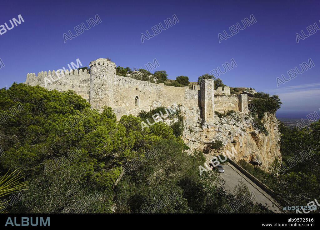 Castillo de Santueri, castillo medieval reconstruido sobre ruinas de una fortificación arabe del siglo XIV que estaban sobre restos bizantinos ,sierra de levante, Felanitx,Mallorca.Islas Baleares. Spain.