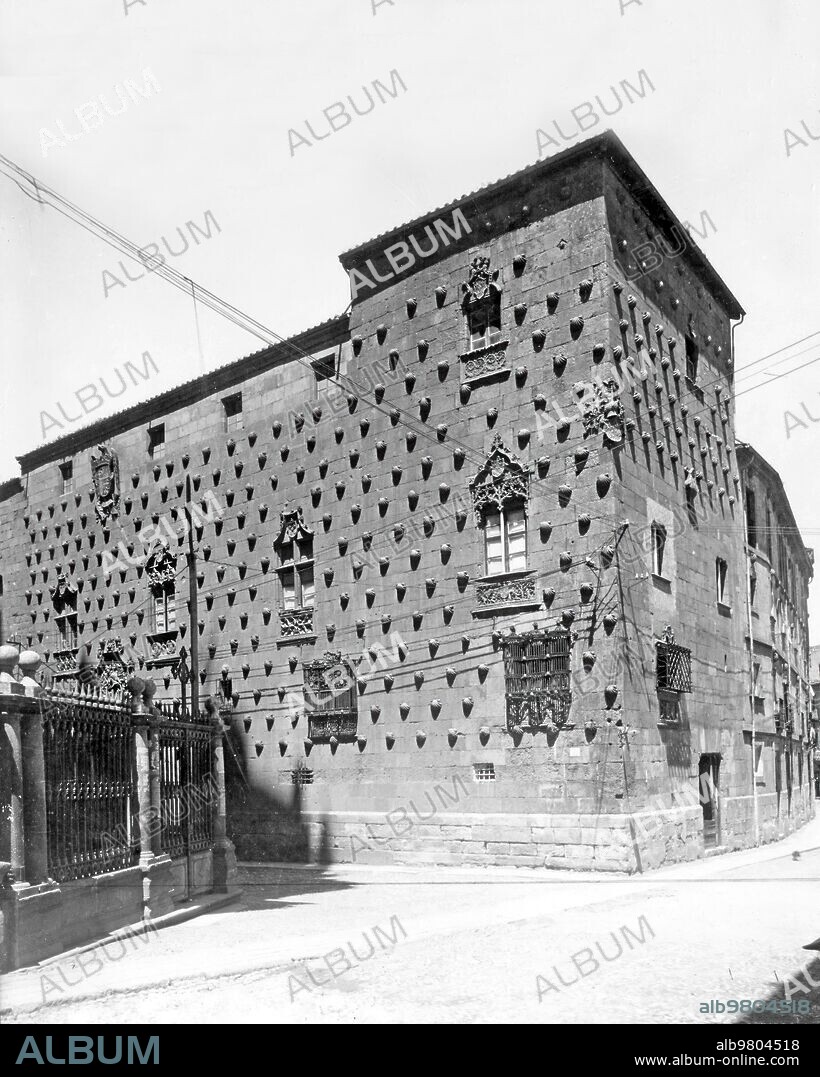 1933. Casa de las Conchas.-fecha Aproximada.-la fotografía Pertenece A una serie Numerada Dedicada A los Edificios y Monumentos más Emblemáticos de Salamanca.-en el reverso de la foto original Figuran dos Sellos : Foto.Gombau y Vda. De Venancio Gombau.-la casa de las Conchas de Salamanca Es un edificio de estilo gótico y Elementos Platerescos. Su construcción se Inicia en 1493. En el interior Destacan el patio con Arcos Mixtilíneos, la escalera y el Artesonado.-Conchas de Santiago Decoran la fachada del edificio y las Flores de lis de los Maldonado en el Escudo. A lo largo de la historia ha sufrido Importantes Modificaciones y Restauraciones. Actualmente Es una biblioteca para disfrute de Todos los Ciudadanos.