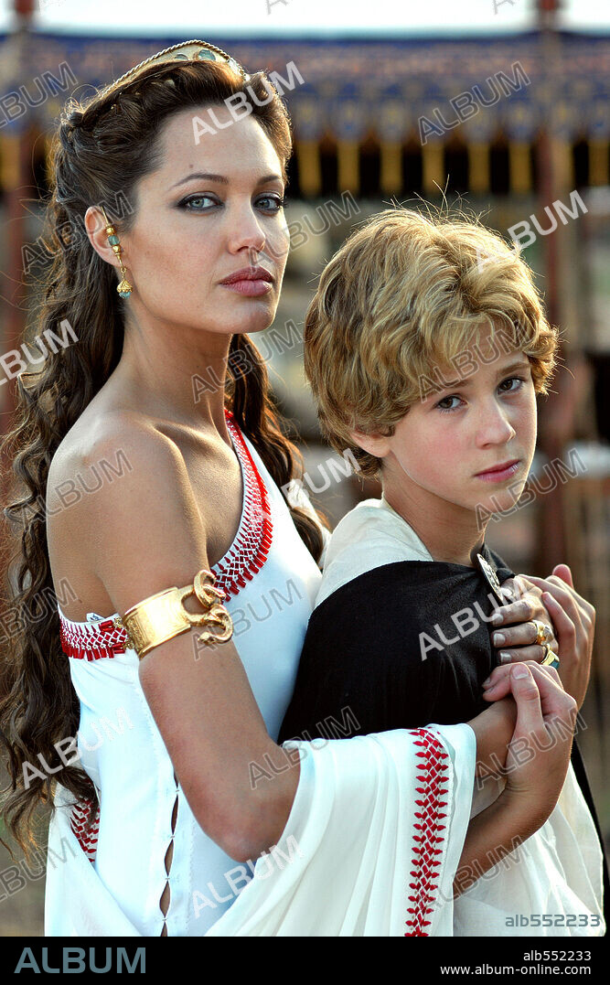 ALEJANDRO EL GRANDE, ANGELINA JOLIE and CONNOR PAOLO. ANGELINA JOLIE and CONNOR PAOLO in ALEXANDER, 2004, directed by OLIVER STONE. Copyright WARNER BROS. / BUITENDIJK, JAAP.