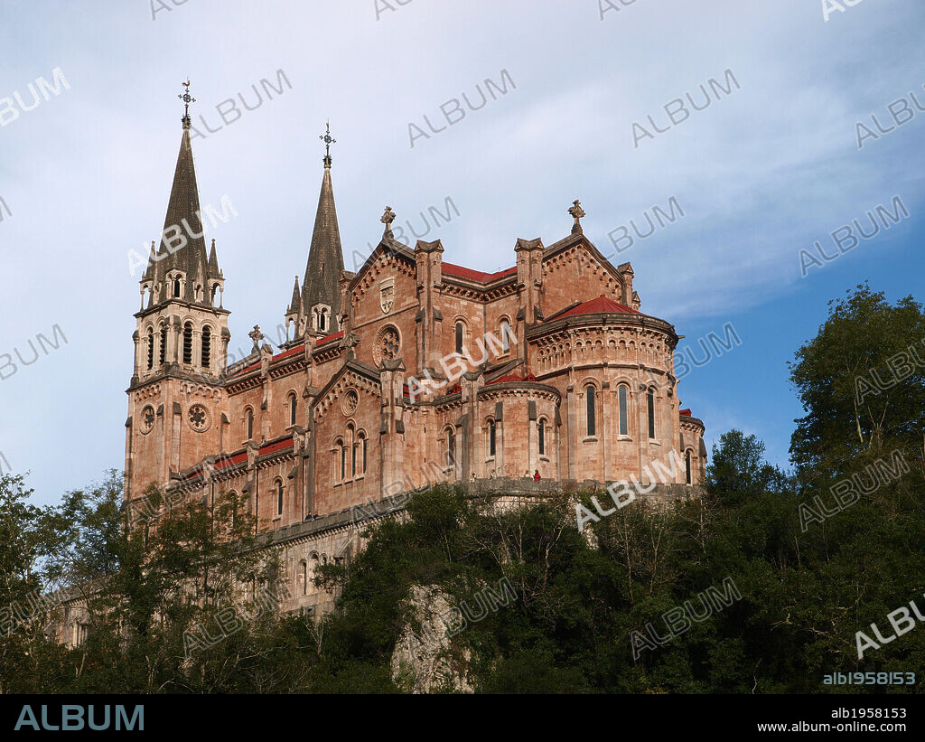 BASILICA DE LA VIRGEN DE LAS BATALLAS. Construída entre 1877 y 1901 en estilo neorrománico por Federico Aparici. Vista exterior. COVADONGA. Asturias. España.