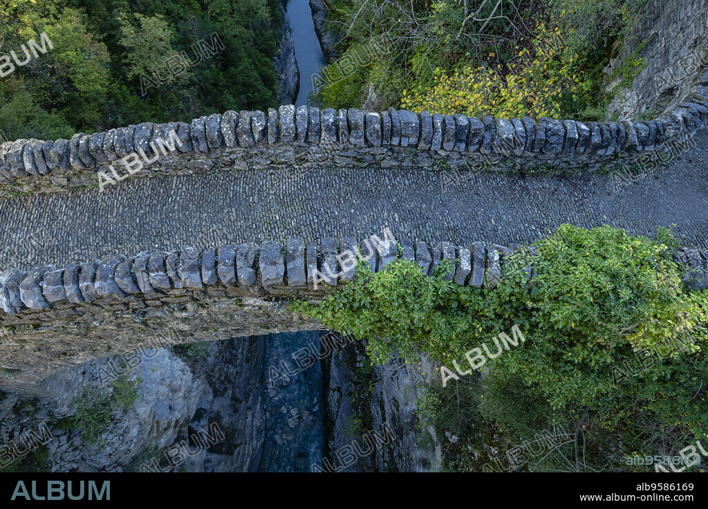 Puente de San Úrbez sobre el río Bellós, Cañón de Añisclo, parque nacional de Ordesa y Monte Perdido, comarca del Sobrarbe, Huesca, Aragón, cordillera de los Pirineos, Spain.