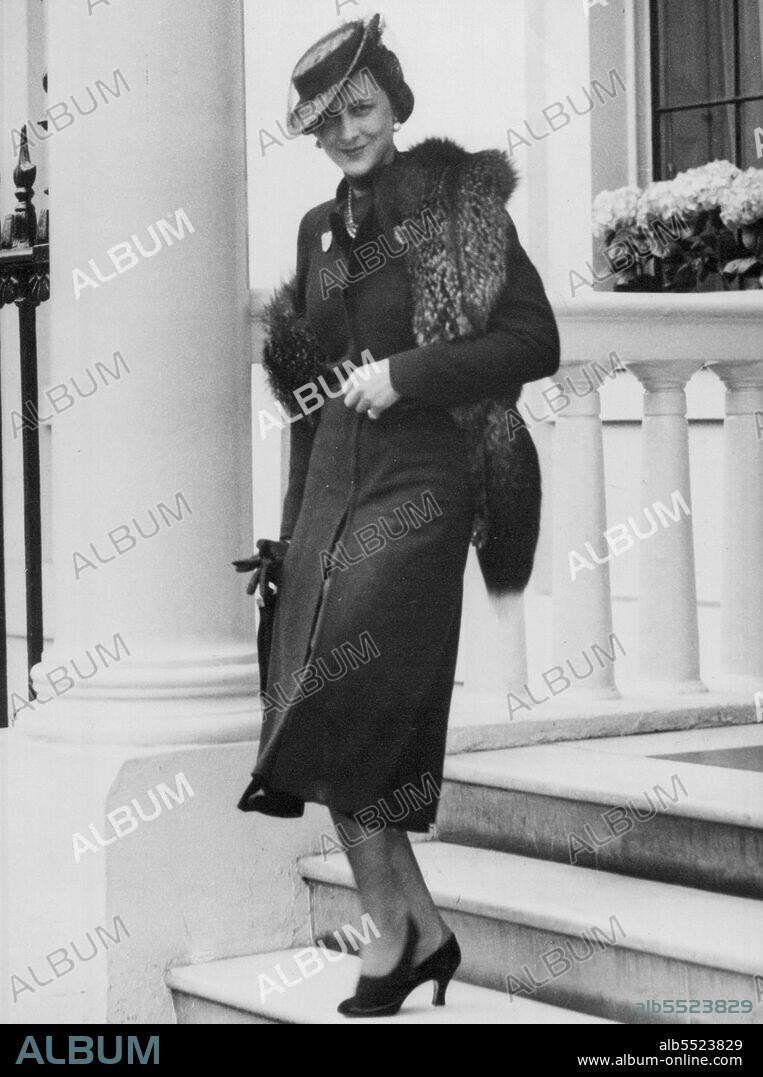 H.R.H. The Duchess of Kent visits Gravesend to receive purses on behalf of the Gravesend and North Kent Hospital.H.R.H. The Duchess of Kent leaving Belgrave Square for Gravesend. June 6, 1939. (Photo by Sport & General Press Agency, Limited).