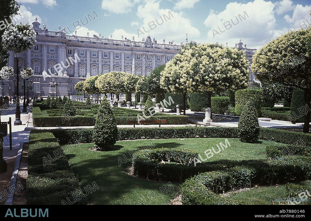 JARDINES DE LA PLAZA DE ORIENTE CON EL PALACIO REAL AL FONDO.