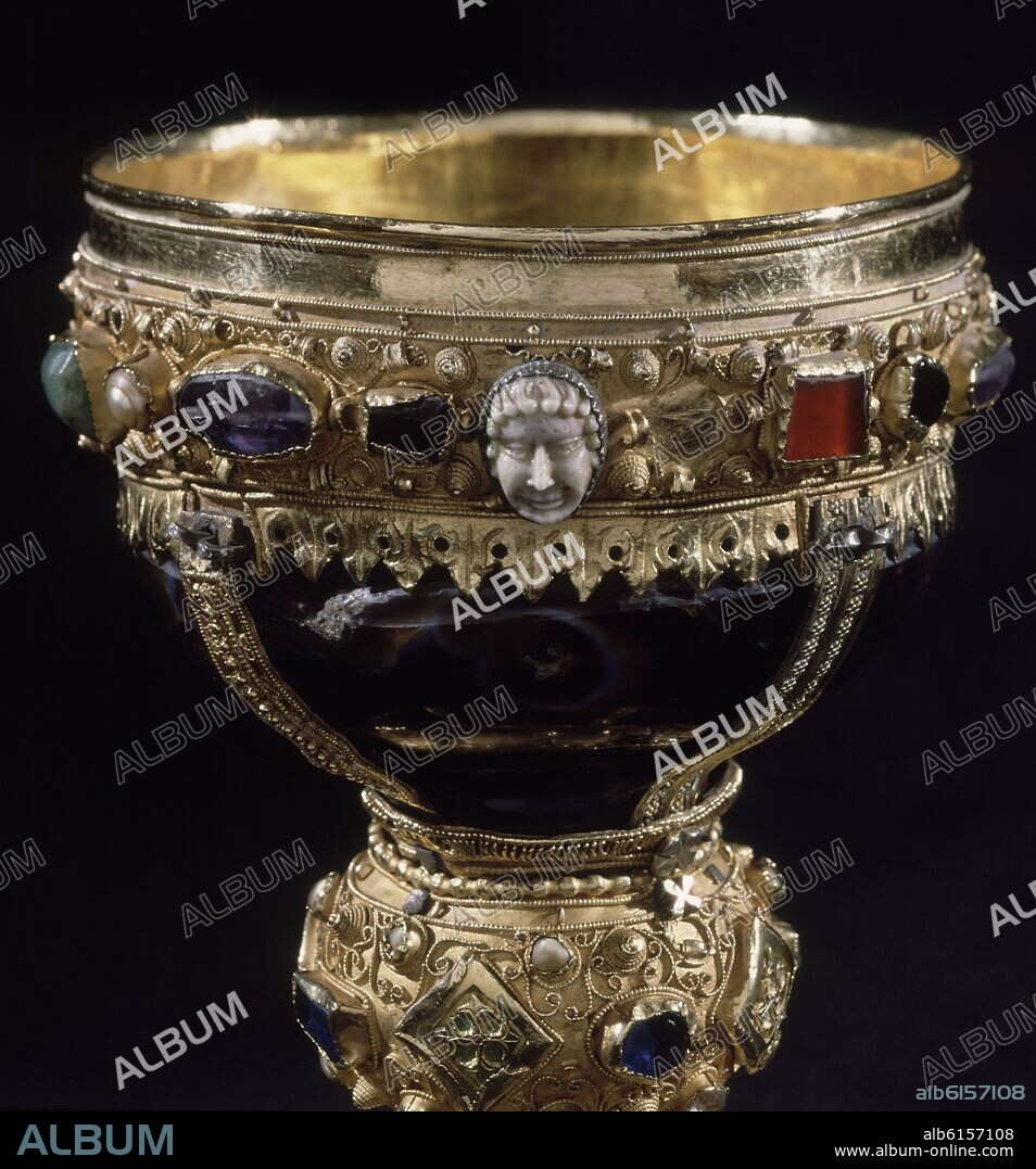DETALLE DEL CALIZ DE DOÑA URRACA CON INCRUSTACIONES DE RUBIES Y ZAFIROS - ORFEBRERIA DEL SIGLO XI.