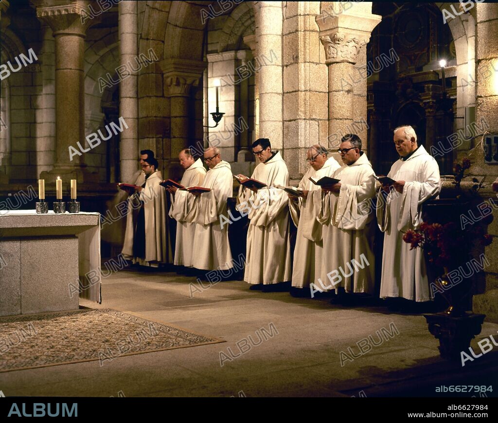 MONJES DEL CISTER CANTANDO VISPERAS - CANTO GREGORIANO.