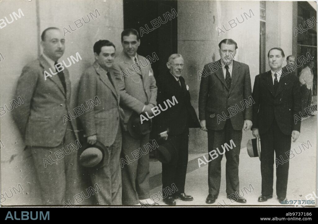 1938. Víctor de la Serna with the jury that awarded him the Mariano de Cavia prize - photo palomo.