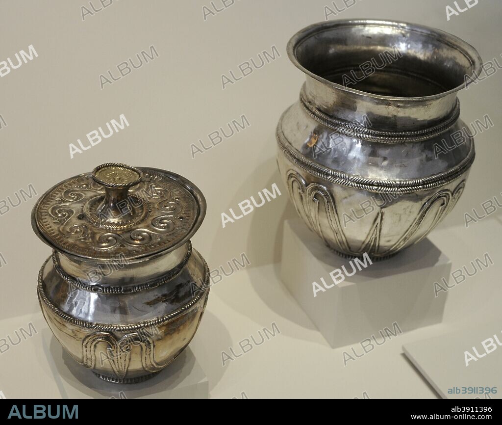 Tesoro de Chao de Lamas. Vasos. Edad del Hierro II. Cultura Lusitana. 300 a. C. -101 a. C. (Ocultación del siglo I a. C.). Chao de Lamas, Miranda do Corvo (Coimbra, Portugal). Museo Arqueológico Nacional. Madrid. España.