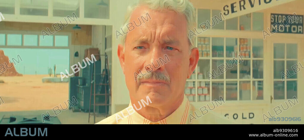 TOM HANKS dans ASTEROID CITY, 2023, réalisé par WES ANDERSON. Copyright AMERICAN EMPIRICAL PICTURES.