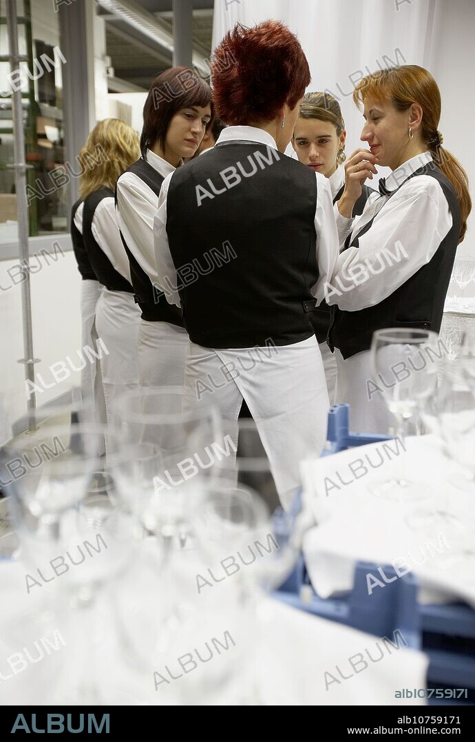 Wineglasses and waiters. Catering. Opening of Juantxo Mugica Decoración exhibition. Oyartzun, Gipuzkoa. Euskadi. Spain.