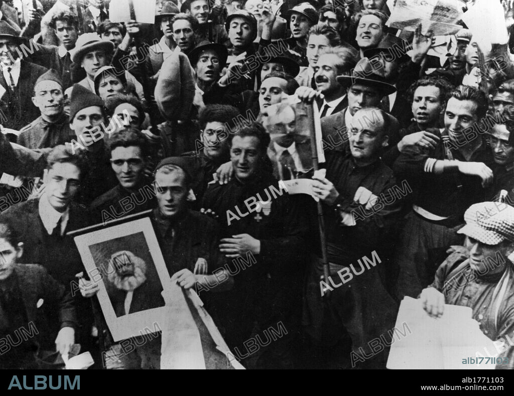 Fascist Blackshirts. A group of Fascist Blackshirts is about to set fire to portraits of Marx and Lenin during the elections of May 1921. Italy, May 1921.