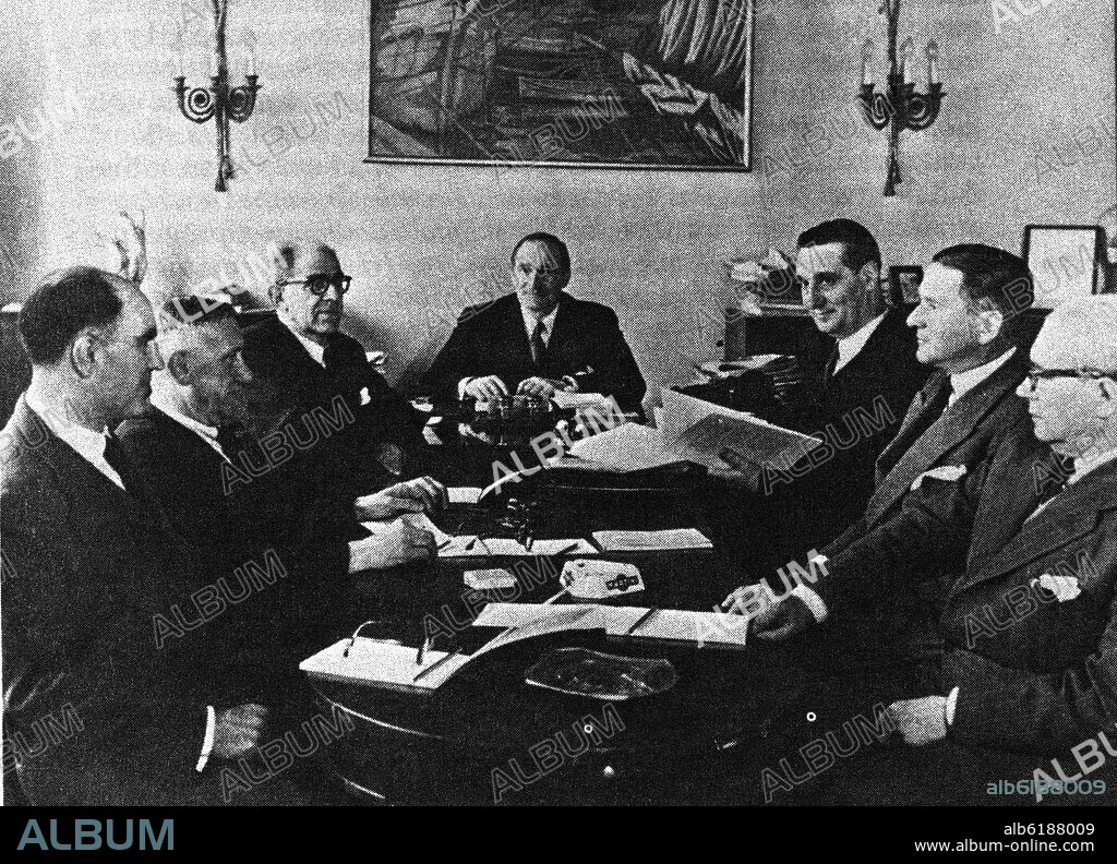 GOBIERNO VASCO EN EL EXILIO PRESIDIDO POR JOSE ANTONIO AGUIRRE, JUNTO A EL TELESFORO MONZON Y JESUS MARIA DE LEIZAOLA.