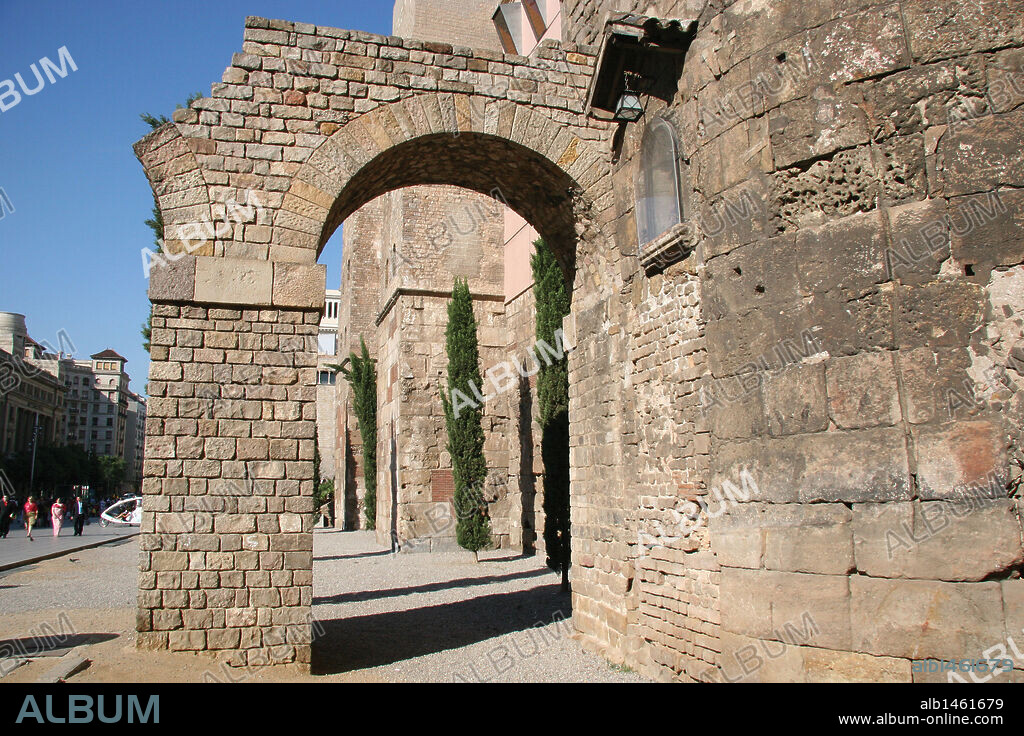Roman Art. Ruins ot the roman wall and two arches from the aqueduct which carried water into the Barcino city (late 1st century BC). Square "Nova". Barcelona. Catalonia. Spain. Europe.