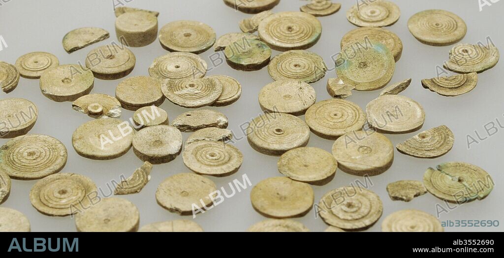 Piezas de un ajuar funerario romano. Hueso. Procedentes de la Plaza Chlodwig, Colonia (Alemania). Museo Romano-Germánico. Colonia. Alemania.