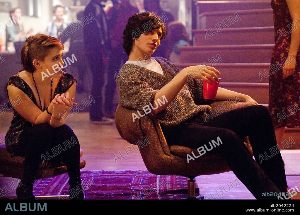 EZRA MILLER and MAE WHITMAN in THE PERKS OF BEING A WALLFLOWER, 2012, directed by STEPHEN CHBOSKY. Copyright SUMMIT ENTERTAINMENT.