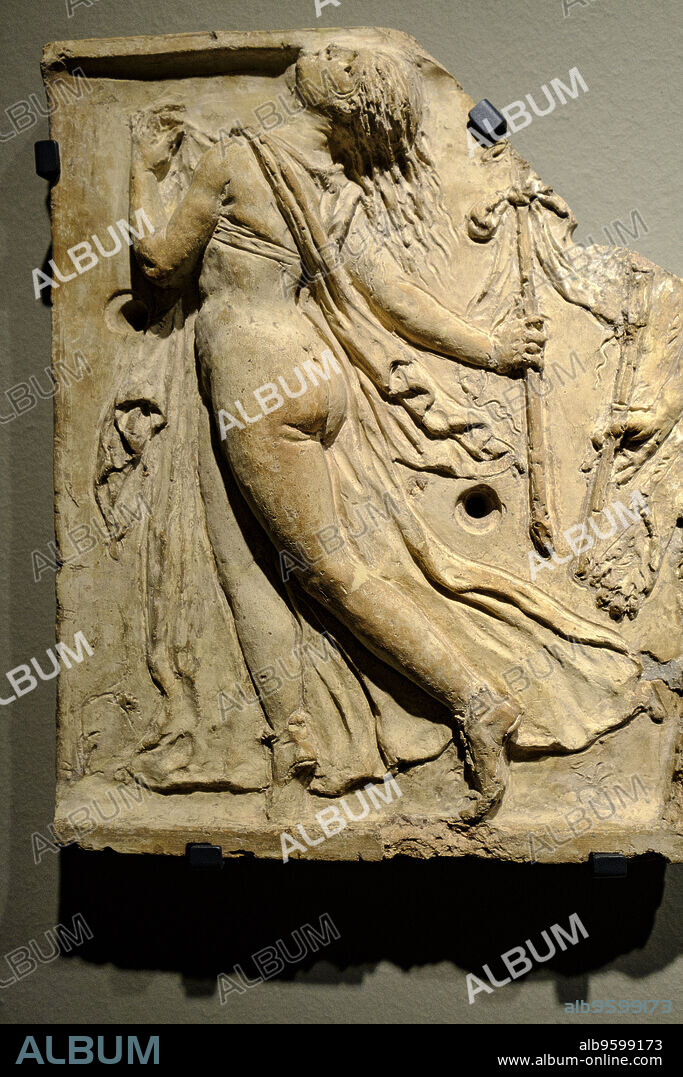 ménade bailando, I antes de Cristo, arcilla con restos de policromia, Italia, coleccion Campana.