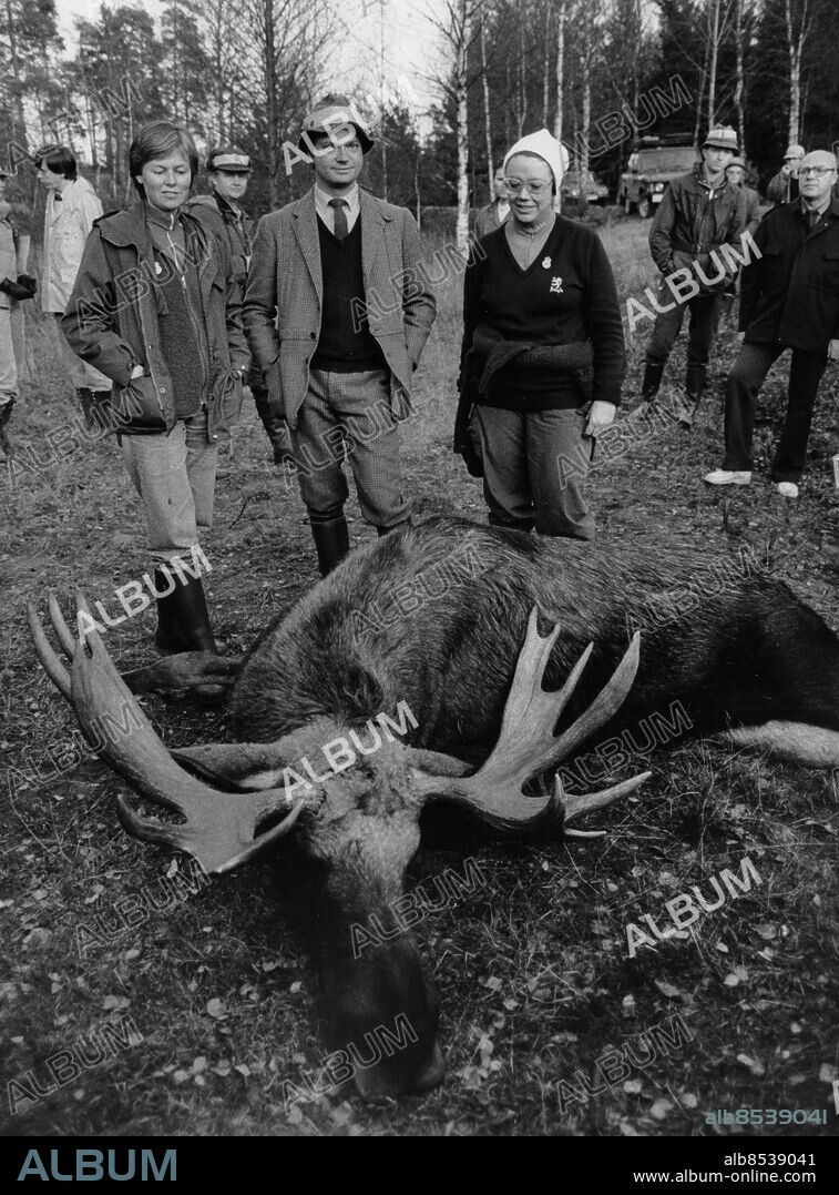 Halle-Hunneberg 19831027 . Kung Carl XVI Gustaf fällde tre älgar vid den kungliga jakten I Västergötland 1983. Här poserandes med ett av exemplaren tillsammans med två av kvinnorna i sällskapet.. Foto Anders Holmström /SCANPIX Code 20360. ***ARKIVBILD***. Swedish King Carl XVI Gustaf will be celebrating his 70th birthday on April 30, 2016.