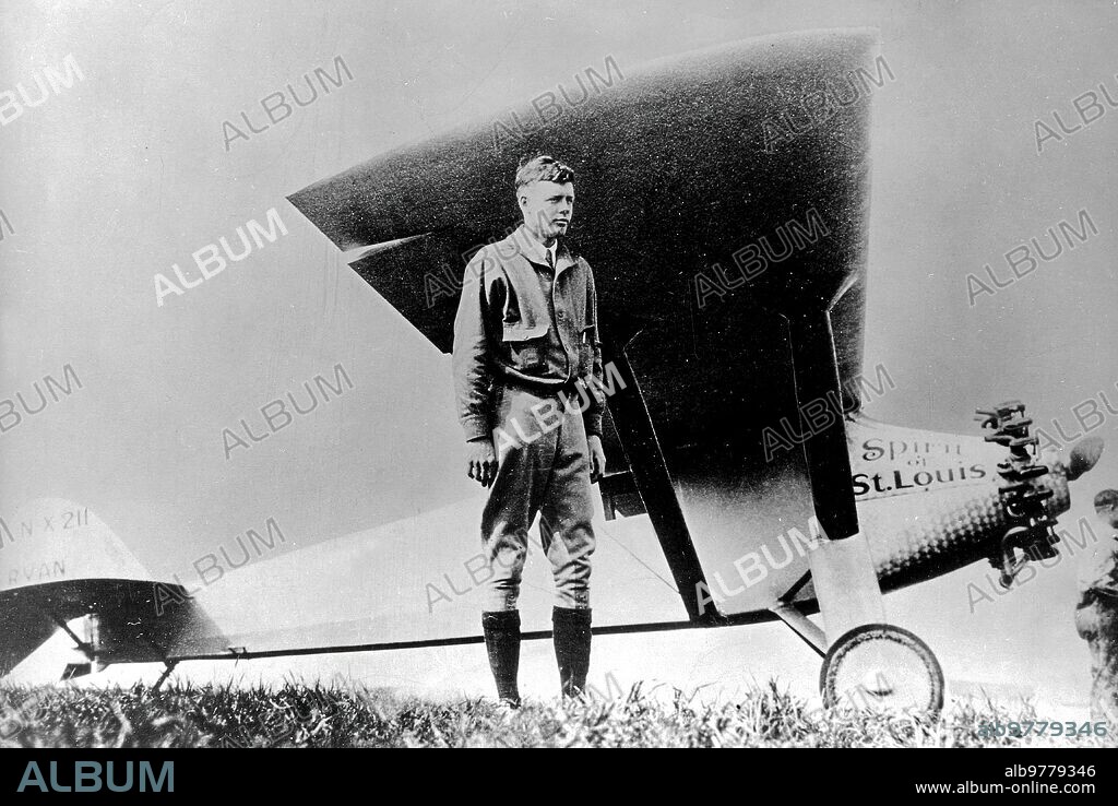 1927. El piloto norteamericano Charles A. Lindbergh con su Avión "el Espiritu de san Luis", con el que Realizó el primer vuelo del atlántico en solitario y sin Escalas.